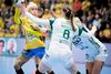Anne Mette Hansen (i midten), som fik mere spilletid for Györi i lørdagens kamp end sædvanligt, bragte udeholdet foran med 18-10. Foto: Claus Bech/Ritzau Scanpix
