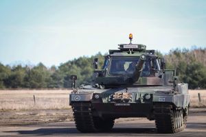 Længe ventede Leopard 2–kampvogne, der er leveret af Tyskland, er ankommet til Ukraine, bekræfter kansler.