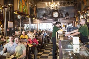 A Brasileira i Lissabon tiltrækker et stemningsfuldt sammenrend af kaffetørstige sjæle. Foto: Frank Sebastian Hansen
