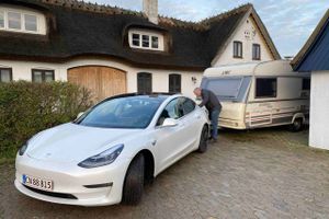 Vindmodstand og vægt betyder meget for rækkevidden, når der skal campingvogn eller trailer efter elbilen. Man kan dog komme på småture med campingvogn i Danmark og bruge traileren praktisk. Men det kræver planlægning viser test, som elbilforeningen FDEL har lavet.