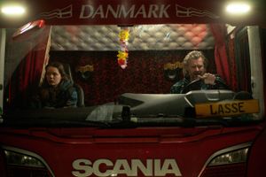 Charlotte Madsens "Asfalt" er en vred og sine steder rørende fortælling om et umage par på kant med tilværelsen.