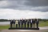 Lederne fra G8-landene hilser på verdenspressen på topmødet i nordirske Enniskillen. USA og EU har samtidig benyttet lejligheden til at begynde forhandlingerne om en ny frihandelsaftale. Foto: AP Photo/Evan Vucci