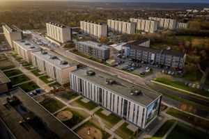 Repræsentantskabet i boligforeningen Østjysk Bolig vedtog torsdag aften helhedsplanen for Bispehaven i Aarhus V, hvor seks boligblokke dermed skal jævnes med jorden.