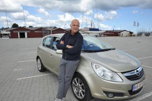 Jes Dorph- Petersen går ikke op i biler, men sætter alligevel pris på automatisk gearskifte i kærestens Opel Corsa. Fotos: Jens Høy
