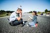 Håb midt i elendigheden, pigen og betjenten på motorvejen i Danmark. Foto: Michael Drost- Hansen/Polfoto.