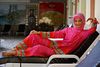 En ung model poserer i en reklame for burkini. Foreløbigt kan muslimske kvinder stadigvæk bade på de fleste franske strande, men badebeklædningen skaber stor polemik. Foto: Chryssa Panoussiadou/PANOS.