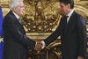 Italiens præsident Sergio Mattarella hilser på Italiens nye premierminister Giuseppe Conte. Foto: Gregorio Borgia/AP