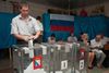 Her er en mand ved at aflevere sin stemme i Sevastopol, Krim.