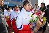 Nordkoreanerne blev mødt med blomster og velkomstord fra deres kommende holdkammerater og canadiske træner, Sarah Murray. Foto: Song Kyong-Seok/AP