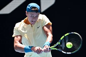 Knap 15.000 kan komme ind og se Holger Rune møde den hårdtslående russer Rublev mandag i Australian Open.