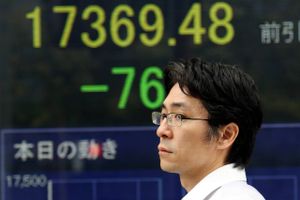 Japans børsindex Nikkei har været blandt Abenomics' store vindere indtil nu. Resten af økonomien har måtte se længere efter gevinst - eller måske ikke. Foto: AP Photo/Koji Sasahara