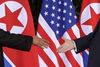 Det historiske håndtryk mellem USA's præsident, Donald Trump, og Nordkoreas leder, Kim Jong-un, varede 13 sekunder. Foto: AFP.