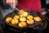 Det sværeste ved at bage sine egne æbleskiver er faktisk at købe panden, lyder det fra Vikki Albrechtsen Clausen. Foto: Ivan Riordan Boll