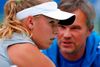 Caroline Wozniacki tilkalder ofte sin far undervejs i kampene - ikke mindst hvis hun er i tvivl om taktikken. Foto: AP/Itsuo Inouye