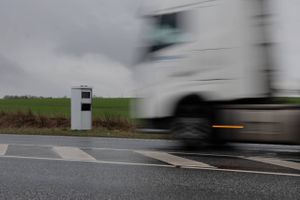 Ifølge politiet afslører fotovogne flest fartsyndere. Trafikforsker mener, at stærekasser giver kængurukørsel og er en dårlig idé.