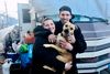 Ralph Freeland og Anita Becker bor i en trailer sammen med deres hund Bear. De har flere gange forsøgt at få en lejlighed igen, men de snubler altid på, at udlejere kræver dokumentation for, at de har en indkomst, der er minimum tre gange så høj som huslejen. Foto: Heidi Plougsgaard