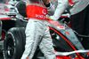 Lewis Hamilton efter han blev verdensmester i sidste sving i 2008.