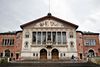 På Aarhus Teater har man haft større succes end forventet med de billige billetter til byens studerende. »Det er gået over al forventning. I 2015 solgte vi 21.000 billetter til 50 kr., i år har vi allerede nu solgt 30.000. Det virker. Det kan nemt koste os nogle millioner kroner, men det skal vi have råd til,« siger direktør Henning Kærsgaard, Aarhus Teater. Foto: Sisse Dupont