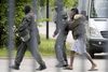 En rutinemæssig udvisning af en migrant fra Togo i den sydtyske by Ellwangen løb helt af sporet i sidste uge. Nu frygter flygtningeorganisation, at den tyske regering vil bruge episoden til at skrue op for udvisninger. Foto: Stefan Puchner/AP