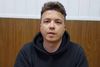 Billedet er taget fra en video med den hviderussiske aktivist Roman Protasevitj, der søndag blev anholdt efter en flykapring i Minsk. I videoen tilstår han at have arrangeret oprør mod regimet og oplyser, at han behandles fuldt efter lovgivningen. Han fremstår imidlertid med skader i ansigtet, og hans støtter mener, at videoen er optaget under tvang. Foto: AFP
