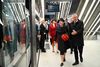 Dronning Margrethe vises til rette af Jørgen Neergaard Larsen, bestyrelsesformand for Metroselskabet ved åbningen af den nye metro i København. Foto: Philip Davali/Ritzau Scanpix
