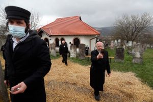 En landsby i den fattigste del af Ungarn er i dag et pilgrimssted for hasidiske jøder fra hele verden til trods for, at had og mistro til jøder i årtier har vist sig åbenlyst i det ungarske samfund.