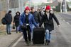 Folk flygter over grænsen fra Ukraine til Ungarn torsdag den 24. februar. Foto: Bernadett Szabo/Reuters