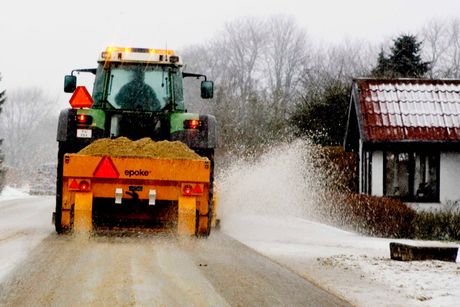 Vejdirektoratet har opsagt 33 aftaler af snerydning. Det blev for dyrt, lyder det.