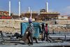 Iranske bygningsarbejdere i gang med opførelsen af et gasraffinaderi ved Den Persiske Golf, men det er ikke kun industri byggeriet, der trives i Iran for tiden. I Teheran er der tale om et byggeboom. Foto: Vahid Salemi/AP