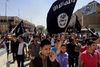 Demonstranter i Mosul, Irak, viser deres støtte til fordel for Islamisk Stat. I Europa er det begrænset med støtte til Islamisk Stat i det offentlige rum, men den både findes og er voksende. Foto: AP