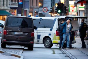 Endnu et knivstikkeri skete mandag i København. En 17-årig ung mand, der tirsdag blev fremstillet i grundlovsforhør, nægter sig skyldig. 