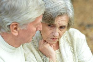 Regeringen lovede 2,4 mia. kr. til ældre lavtlønnedes pensionsproblemer – men bruger en del af pengene på at sænke skatten for topskattebetalere og unge.
