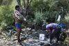 Flygtningelejrene på den græske ø Lesbos er overfyldte, og flere hundrede mennesker bor derfor i telte uden for de store lejre. Her er ikke altid adgang til bad, så nogle må tage sig til takke med et skyl under en vandslange. Foto: Gregers Tycho