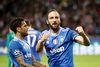 Juventus' Gonzalo Higuain (t.h.) kan sammen med sin holdkammerat Dani Alves glæde sig over, at finalepladsen er så godt som sikker efter 2-0 i Lyon. Foto: Claude Paris/AP