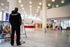 Indgangen til Herlev hospital er blevet bemandet med vagter for at undgå tyveri af håndsprit og andre nødvendige produkter til bekæmpelse af coronavirus. Foto: Niels Christian Vilmann/Ritzau Scanpix