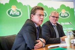 Arla-direktør Peder Tuborgh (tv) og formand Åke Handtoft præsenterede på onsdagens pressemøde et årsregnskab af de værre. Heldigvis for Arla-duoen kunne de tørre de sløje tal af på markedssituationen, der har medført drabelige mælkepriser.