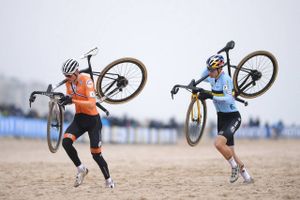 Mathieu van der Poel (tv.) og Wout van Aert (th.) har haft patent på verdensmesterskabet i cykelcross bortset fra i 2021. Foto: David Stockman