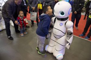 Nu kan pædagogen i fremtiden blive skiftet ud med robotter, hvis verden følger den kinesiske udvikling. Men kan robotter for alvor erstatte menneskelige kompetencer?