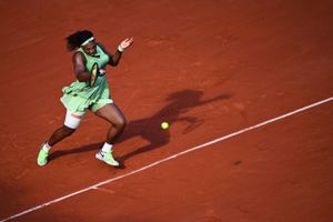 Elena Rybakina var i kontrol i det meste af kampen mod Serena Williams, som skuffende røg ud af French Open.