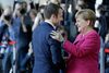 Tysklands kansler Angela Merkel tager imod Frankrigs nye præsident Emmanuel Macron i Berlin. Foto: Michael Sohn/AP