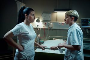 Vi kender historien, men alligevel er dramaet i Netflix-serien "Sygeplejersken" utrolig effektivt.