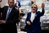 "Jeg har det storartet," sagde Hillary Clinton, da hun forlod sin datters lejlighed efter at have haft et ildebefindende. Foto: Craig Ruttle/AP