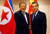 Nordkoreas udenrigsminister Ri Yong Ho (tv) fik politiske råd fra sin kinesiske kollega Wang Yi. Foto: Bullit Marquez/AP