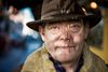 Heine Fernandez er i dag 50 år gammel og jobsøgende. Bajerne har han atter lagt på hylden, for som han siger »alkoholen er noget værre lort. Især når man er vant til det.«