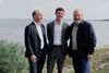 Anders Holch Povlsen - yderst til højre - har valgt at donere et stort beløb til Aarhus Kommune, hvilket vækker glæde hos borgmester Anders Winnerskjold (S) og rådmand Nicolaj Bang (K). Pressefoto