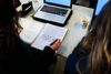 Regeringens gymnasieudspil foreslår flere timer på skolen. F.eks. kan skriftlige opgaver løses sammen med læreren, lyder det. Arkivfoto: Ida Munch