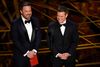 Filmstjernerne Ben Affleck (tv) og Matt Damon anklages for indirekte at have støttet op om Weinsteins sex-krænkelser. FOTO: Chris Pizzello (AP)