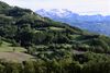 Landskabet omkring Parmadalen er kendetegnet ved bløde grønne bakker. Indtil engang i juni måned er der sne på Monte Sillara, 1.861 m, der ses i baggrunden. På dage med klart vejr kan man se Alperne mod nord.