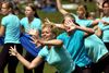 De traditionelle idrætter har de senere år fået hård konkurrence fra fitness, løb og andre enkeltmands-aktiviteter, men når gymnastik stadig dyrkes af unge, skyldes det, at den klassiske gymnastik med fejesving i takt har fået selskab af både fitnessformer, danseformer og moderne springgymnastik som eksempelvis powertumbling. Arkivfoto: Polfoto