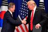 Præsident Donald Trump og Sydkoreas præsident Moon Jae-in giver hinanden hånd efter deres møde i New York i september 2018. Nu mødes de igen i Washington med Nordkorea-problematikken øverst på dagsordenen. Foto: Nicholas Kamm/AFP.
